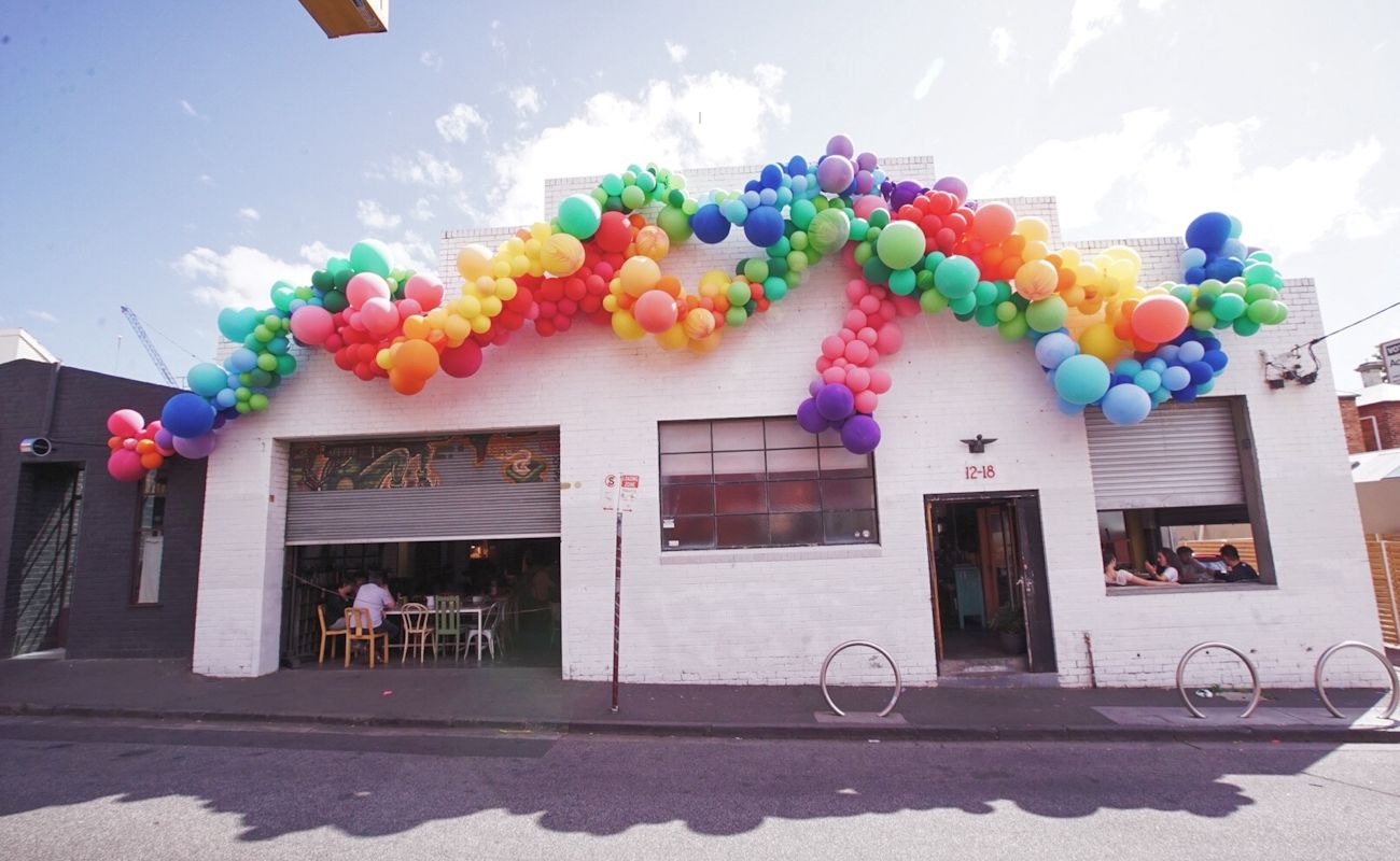 outdoor balloon garland